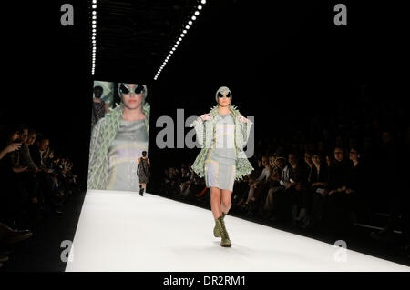 Berlin, Allemagne. 17 Jan, 2014. Les modèles posent à la Miranda Konstantinidou fashion durant la Semaine de la mode Mercedes Benz 2014 à Berlin le 17 janvier 2014. Dpa : Crédit photo alliance/Alamy Live News Banque D'Images