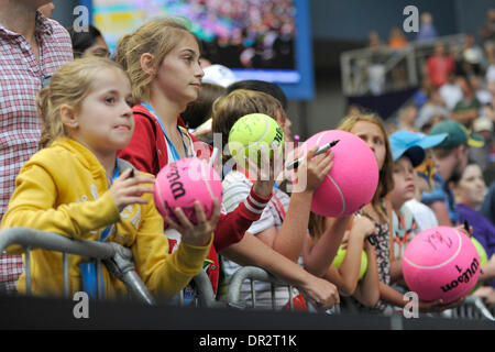 Melbourne, Australie. 18 janvier, 2014. Les enfants l'espoir d'obtenir des autographes sur une sixième journée de l'Open d'Australie de Melbourne Park. Credit : Action Plus Sport/Alamy Live News Banque D'Images