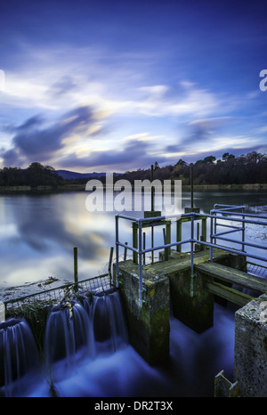 Petite cascade à Burton Mill Pond, West Sussex, UK Banque D'Images