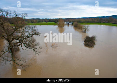 Leigh, Tonbridge, Kent, UK. 18 janvier 2014. L'inondation Leigh Barrière, près de Tonbridge, a été construit en 1982 réduit le risque d'inondation à Tonbridge. Les portes ont été partiellement fermé pour permettre à l'eau de s'accumuler dans la zone de stockage. © Patrick nairne/Alamy Live News Banque D'Images