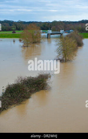 Leigh, Tonbridge, Kent, UK. 18 janvier 2014. L'inondation Leigh Barrière, près de Tonbridge, a été construit en 1982 réduit le risque d'inondation à Tonbridge. Les portes ont été partiellement fermé pour permettre à l'eau de s'accumuler dans la zone de stockage. Crédit : Patrick nairne/Alamy Live News Banque D'Images