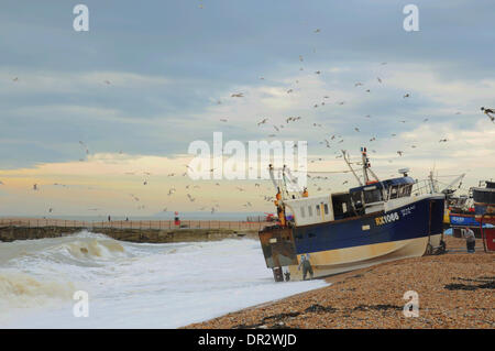 Hastings, East Sussex, UK. 18 janvier, 2014. La pêche reste une entreprise risquée sur la côte sud. Les conditions orageuses faisant voile lance rare. L'industrie a été très durement touchée par les intempéries. Crédit : David Burr/Alamy Live News Banque D'Images