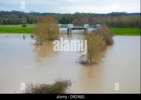 Leigh, Tonbridge, Kent, UK. 18 janvier 2014. L'inondation Leigh Barrière, près de Tonbridge, a été construit en 1982 réduit le risque d'inondation à Tonbridge. Les portes ont été partiellement fermé pour permettre à l'eau de s'accumuler dans la zone de stockage. © Patrick nairne/Alamy Live News Banque D'Images