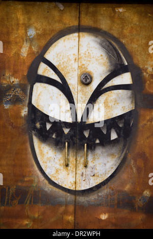 Effrayant visage, graffiti sur une surface métallique à Varsovie, Pologne. Banque D'Images