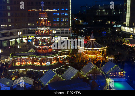 Berlin, Allemagne - 21 décembre 2013 : Marché de Noël et fête foraine à Alexanderplatz, Berlin. Banque D'Images