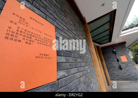 (140118) -- HANGZHOU, le 18 janvier 2014 (Xinhua) -- la avis est vu Xueshiju au restaurant, un club haut de gamme à l'intérieur du parc du lac de l'Ouest, à Hangzhou, capitale de la Chine de l'est la province du Zhejiang, le 18 janvier 2014. Autorités de Hangzhou commandé dix clubs haut de gamme dans l'ouest de Lake Park pour fermer le 17 janvier, avec d'autres établissements de fantaisie dans un parc public de fermer dans les prochains jours. Cinq clubs y compris dans Xihuhui Lac de l'Ouest, connu pour des décorations de luxe coûteux, repas et services, ont été fermées le 16 janvier, selon un communiqué du gouvernement de la ville de Hangzhou. Le déménagement des cibles afin de fermer toutes les h Banque D'Images