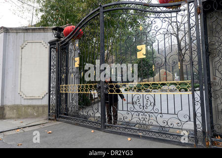 (140118) -- HANGZHOU, le 18 janvier 2014 (Xinhua) -- le gardien de la porte se verrouille la porte de Putijingshe, un club haut de gamme à l'intérieur du parc du lac de l'Ouest, à Hangzhou, capitale de la Chine de l'est la province du Zhejiang, le 18 janvier 2014. Autorités de Hangzhou commandé dix clubs haut de gamme dans l'ouest de Lake Park pour fermer le 17 janvier, avec d'autres établissements de fantaisie dans un parc public de fermer dans les prochains jours. Cinq clubs y compris dans Xihuhui Lac de l'Ouest, connu pour des décorations de luxe coûteux, repas et services, ont été fermées le 16 janvier, selon un communiqué du gouvernement de la ville de Hangzhou. Le déménagement des cibles afin de fermer toutes les hig Banque D'Images