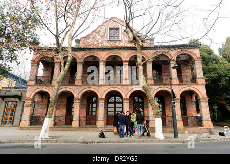 (140118) -- HANGZHOU, le 18 janvier 2014 (Xinhua) -- Baoqinghuiguan, un club haut de gamme à l'intérieur du parc du lac de l'Ouest, est photographié à Hangzhou, capitale de la Chine de l'est la province du Zhejiang, le 18 janvier 2014. Autorités de Hangzhou commandé dix clubs haut de gamme dans l'ouest de Lake Park pour fermer le 17 janvier, avec d'autres établissements de fantaisie dans un parc public de fermer dans les prochains jours. Cinq clubs y compris dans Xihuhui Lac de l'Ouest, connu pour des décorations de luxe coûteux, repas et services, ont été fermées le 16 janvier, selon un communiqué du gouvernement de la ville de Hangzhou. Le déménagement des cibles afin de fermer tous les clubs haut de gamme dans l'Ouest Banque D'Images