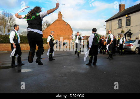 Leamington Hastings, Warwickshire, Royaume-Uni. 18 janvier, 2014. Les troupes de Morris Men se rassemblent dans le village de Leamington Hastings pour exécuter des danses à l'extérieur, pubs Wassailing afin d'améliorer la récolte des pommes à cidre pour l'année à venir. Crédit : Jamie Gray/Alamy Live News Banque D'Images