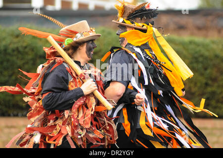 Leamington Hastings, Warwickshire, Royaume-Uni. 18 janvier, 2014. Les troupes de Morris Men se rassemblent dans le village de Leamington Hastings pour exécuter des danses à l'extérieur, pubs Wassailing afin d'améliorer la récolte des pommes à cidre pour l'année à venir. Crédit : Jamie Gray/Alamy Live News Banque D'Images