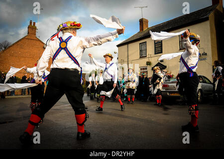 Leamington Hastings, Warwickshire, Royaume-Uni. 18 janvier, 2014. Les troupes de Morris Men se rassemblent dans le village de Leamington Hastings pour exécuter des danses à l'extérieur, pubs Wassailing afin d'améliorer la récolte des pommes à cidre pour l'année à venir. Crédit : Jamie Gray/Alamy Live News Banque D'Images