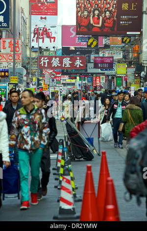 Poste occupé, Shopping de Noël Scène de rue à Mong Kok, Hong Kong. Banque D'Images