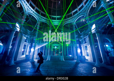 Une personne prend une photo de lasers qui rebondissent sur les surfaces reflètent à Syon Park House à Londres Banque D'Images