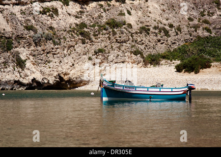 Deux bateaux de pêche traditionnels ancrés dans la mer intérieure Banque D'Images