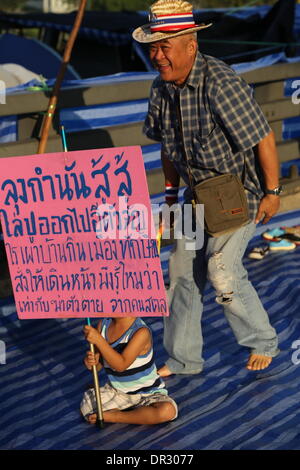 Bangkok, Thaïlande . 18 janvier, 2014. L'un des plus insolites de la protestation 7 est situé sur le Pont Rama VIII traversant le fleuve Chao Phraya. Normalement remplie de trafic qu'il a été converti en camping avec une vue magnifique et des animations. Des dizaines de milliers de manifestants ont perturbé la circulation aux principaux carrefours et ont marché sur les bureaux gouvernementaux de la Thaïlande est grand et agité comme capitale cette semaine. Les protestations, appelé 'Arrêt' Bangkok, a commencé lundi 13 janvier sans incident grave. Crédit : Igor Prahin/Alamy Live News Banque D'Images