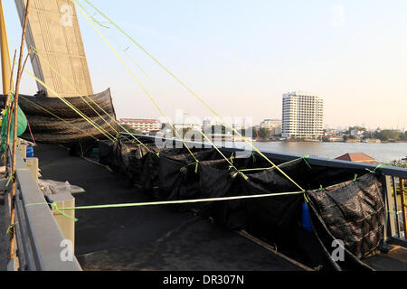 Bangkok, Thaïlande . 18 janvier, 2014. L'un des plus insolites de la protestation 7 est situé sur le Pont Rama VIII traversant le fleuve Chao Phraya. Normalement remplie de trafic qu'il a été converti en camping avec une vue magnifique et des animations. Des dizaines de milliers de manifestants ont perturbé la circulation aux principaux carrefours et ont marché sur les bureaux gouvernementaux de la Thaïlande est grand et agité comme capitale cette semaine. Les protestations, appelé 'Arrêt' Bangkok, a commencé lundi 13 janvier sans incident grave. Crédit : Igor Prahin/Alamy Live News Banque D'Images