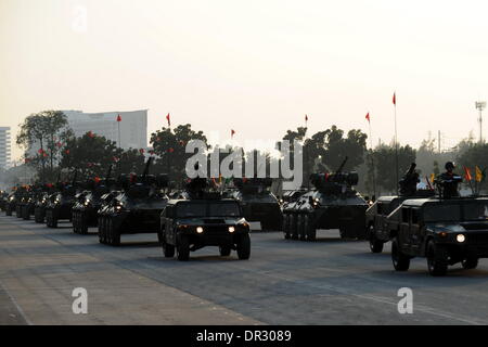 Bangkok, Thaïlande. 18 janvier, 2014. Défilé des soldats thaïlandais lors de célébrations de la Journée des Forces armées Royale Thaïlandaise dans une base militaire à Bangkok, Thaïlande, 19 janvier 2014. Credit : Gao Jianjun/Xinhua/Alamy Live News Banque D'Images