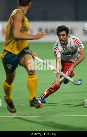 New Delhi, Inde. 18 janvier, 2014. L'Angleterre Adam Dixon (R) fait concurrence à l'occasion d'un match contre l'Australie dans le Monde du Hockey League Mens finale tenue à New Delhi, capitale de l'Inde, le 18 janvier 2014. L'Angleterre bat l'Australie par 2 à 1 et a remporté la troisième place du tournoi. Credit : Zheng Huansong/Xinhua/Alamy Live News Banque D'Images