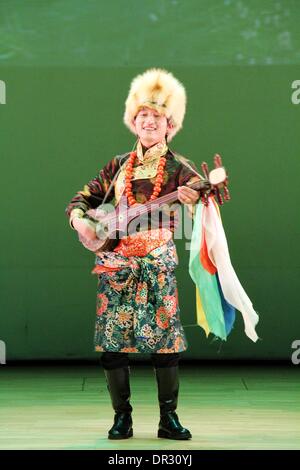 Séoul, Corée du Sud. 18 janvier, 2014. Un acteur de la préfecture autonome tibétaine de la Chine de Gannan, nord-ouest de la Chine, la province de Gansu, donne une performance à Séoul, Corée du Sud, le 18 janvier 2014. Credit : Peng Qian/Xinhua/Alamy Live News Banque D'Images