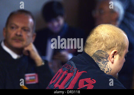 Kirchheim, Allemagne. 18 janvier, 2014. Un délégué a un cou-tatouage d'un crâne à la conférence des partis fédéraux d'extrême droite à Parti National Démocrate d'Allemagne (NPD) à Kirchheim, Allemagne, 18 janvier 2014. Photo : Jens-ULRICH KOCH/dpa/Alamy Live News Banque D'Images