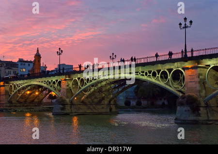 Guadalquivir et le pont de Triana, Séville, Andalousie, Espagne, Europe Banque D'Images