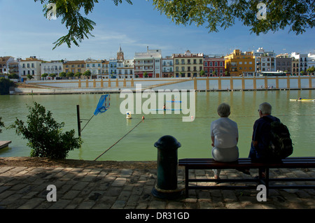 Guadalquivir, quartier de Triana et touristes, Séville, Andalousie, Espagne, Europe Banque D'Images