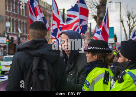 Londres, Royaume-Uni. 18 janvier, 2014. Un homme noir essaie d'engager la Grande-Bretagne groupe 'Patriot' d'abord dans la conversation comme ils démontrent à Cricklewood, au nord de Londres contre la création d'un bureau par l'interdit des Frères musulmans. Crédit : Paul Davey/Alamy Live News Banque D'Images