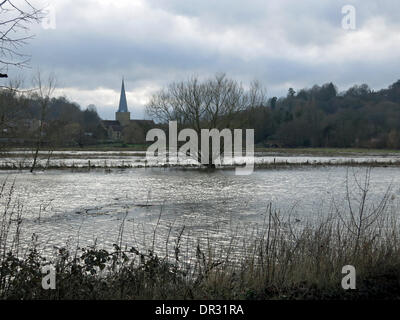 Godalming, Surrey, UK. 18 janvier, 2014. Les eaux de crue qui augmente sur les terres de Lammas Godalming, Surrey, comme la rivière Wey éclate ses banques de nouveau. Les fortes précipitations de ces derniers jours a entraîné de nouveaux problèmes d'inondation dans la région de Surrey. Credit : james jagger/Alamy Live News Banque D'Images