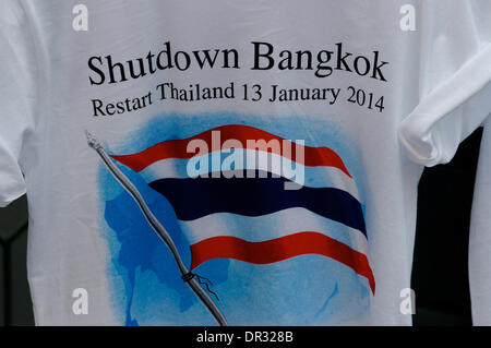 Bangkok, Thaïlande. Le 18 janvier, 2014. T-shirt design pour 'SHUTDOWN' de Bangkok. Après un attentat meurtrier le vendredi à Bangkok, des dizaines de milliers de manifestants sont descendus dans la rue pour réclamer la démission du Premier Ministre thaïlandais Yingluck Shinawatra. 'SHUTDOWN' Bangkok est organisée par le Comité de réforme démocratique du peuple (PDRC). Credit : Kraig Lieb / Alamy Live News Banque D'Images