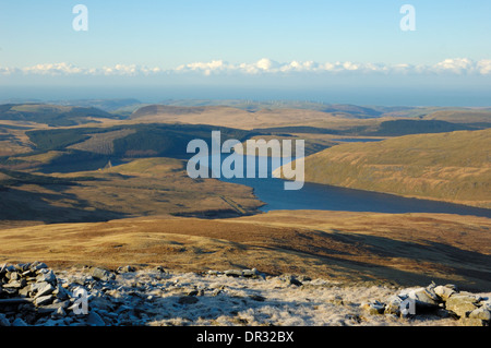 Vue ouest du sommet du Plynlimon avec Nant y Moch Reservoir Banque D'Images