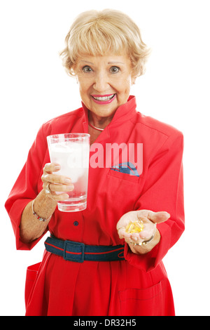 Healthy Senior femme prenant des suppléments d'huile de poissons omega 3 avec un verre d'eau glacée. Isolé sur blanc. Banque D'Images