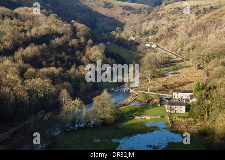 Vue d'Upperdale et Stoney Middleton and Chatsworth de Monsal Head, Dale Monsal, parc national de Peak District, Derbyshire, Angleterre Banque D'Images