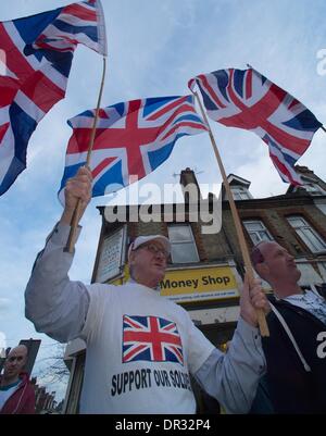 London, UK, UK. 18 janvier, 2014. Une manifestation a eu lieu à l'extérieur de la confrérie musulmane de neuf Médias bureau à Londres. Le groupe de pression d'abord la Grande-Bretagne s'oppose à l'ancien groupe étant autorisés à avoir leur siège des médias hors de Londres. Le groupe campagnes contre ce qu'il appelle l'Islamification of Britain Crédit : Gail Orenstein/ZUMAPRESS.com/Alamy Live News Banque D'Images