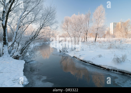 Cette photo illustre scène matin d'hiver sur la rivière Yauza Banque D'Images