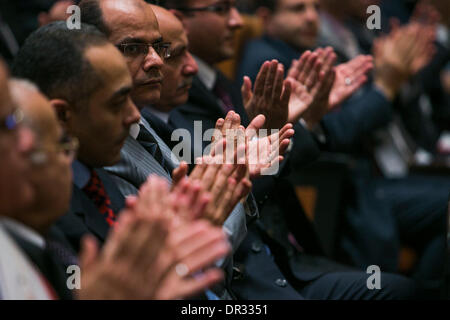 Le Caire, Égypte. 18 janvier, 2014. Les gens d'applaudissements l'approbation de la nouvelle constitution au cours d'une conférence de presse au Caire, Egypte, le 18 janvier 2014. Les électeurs égyptiens ont approuvé la nouvelle constitution du pays par 98,1 pour cent des voix dire "oui" à la charte, soutenu par l'armée, la Haute Commission électorale (HEC) a officiellement déclaré à la conférence de presse Samedi, notant que le taux de participation a été de 38,6 pour cent. Source : Xinhua/Alamy Live News Banque D'Images