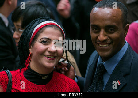 Le Caire, Égypte. 18 janvier, 2014. Un journaliste égyptien (L) réagit au cours d'une conférence de presse Déclaration de l'approbation de la nouvelle constitution du pays au Caire, Egypte, le 18 janvier 2014. Les électeurs égyptiens ont approuvé la nouvelle constitution du pays par 98,1 pour cent des voix dire "oui" à la charte, soutenu par l'armée, la Haute Commission électorale (HEC) a officiellement déclaré à la conférence de presse Samedi, notant que le taux de participation a été de 38,6 pour cent. Source : Xinhua/Alamy Live News Banque D'Images