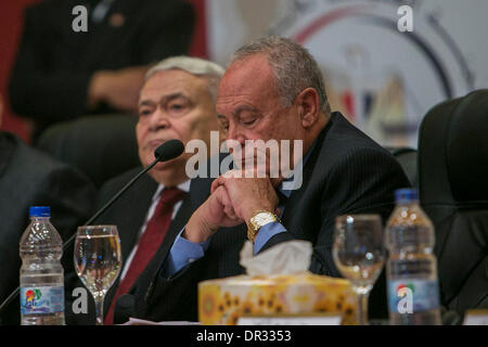 Le Caire, Égypte. 18 janvier, 2014. Nabil Salib (R), président de la Commission électorale élevée (HEC), assiste à une conférence de presse Déclaration de l'approbation de la nouvelle constitution du pays au Caire, Egypte, le 18 janvier 2014. Les électeurs égyptiens ont approuvé la nouvelle constitution du pays par 98,1 pour cent des voix dire "oui" à la charte, soutenu par l'armée, la Haute Commission électorale (HEC) a officiellement déclaré à la conférence de presse Samedi, notant que le taux de participation a été de 38,6 pour cent. Source : Xinhua/Alamy Live News Banque D'Images