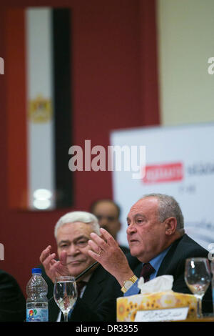 Le Caire, Égypte. 18 janvier, 2014. Nabil Salib (R), président de la Commission électorale élevée (HEC), prend la parole lors d'une conférence de presse Déclaration de l'approbation de la nouvelle constitution du pays au Caire, Egypte, le 18 janvier 2014. Les électeurs égyptiens ont approuvé la nouvelle constitution du pays par 98,1 pour cent des voix dire "oui" à la charte, soutenu par l'armée, la Haute Commission électorale (HEC) a officiellement déclaré à la conférence de presse Samedi, notant que le taux de participation a été de 38,6 pour cent. Source : Xinhua/Alamy Live News Banque D'Images