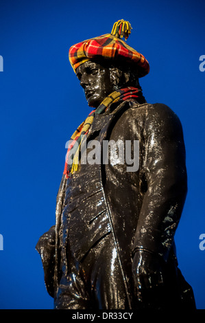 La statue de Robert Burns, poète écossais dans la région de George Square Glasgow habillé pour la célébration annuelle nuit Burns en Janvier Banque D'Images