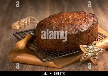 Gâteau de Noël sur grille de refroidissement avec décorations Banque D'Images