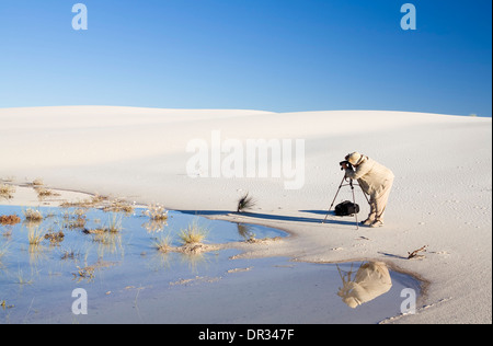 Photographe et dune de sable, White Sands National Park, Alamogordo, Nouveau Mexique, USA Banque D'Images