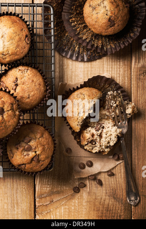 Muffins aux pépites de chocolat sur rack de cuisson Banque D'Images