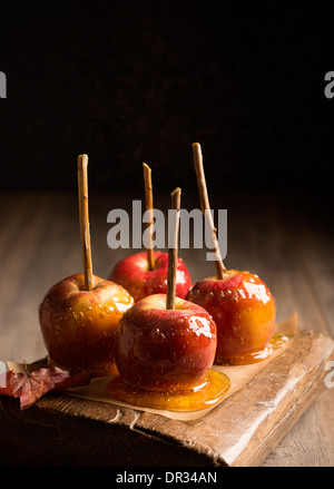 Groupe des pommes sur conseil rustique Banque D'Images