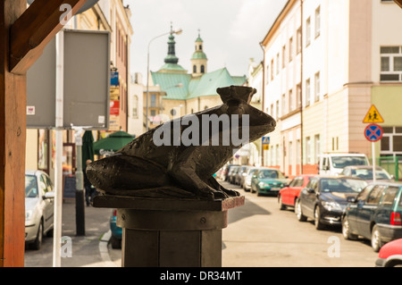 Grenouille avec une sculpture en bronze de la couronne, symbole de chance, Rzeszow, Pologne Banque D'Images