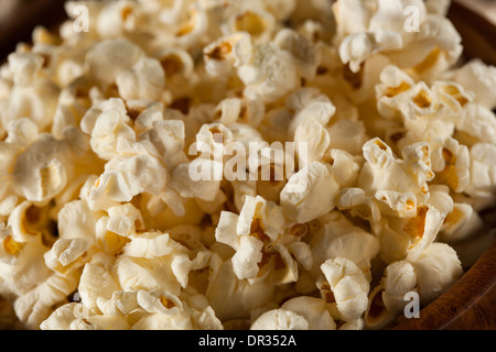 Popcorn beurré sain avec le sel dans un bol Banque D'Images