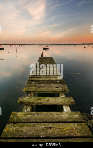 Jetée en bois sur la mer, Bosham, Havant, Hampshire, England, UK. Banque D'Images