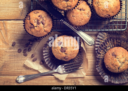 Muffins aux pépites de chocolat sur grille de refroidissement Banque D'Images