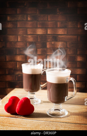 Deux tasses de chocolat chaud fumant avec amour coeurs Banque D'Images