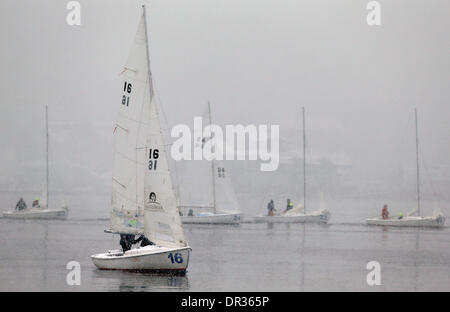 Boston, Massachusetts, USA. 18 janvier, 2014. Les petits bateaux sur le port de Boston dans la neige.Les bateaux, appartenant à un centre de voile, sont sur l'eau tous les samedis après-midi tout au long de l'hiver. Banque D'Images