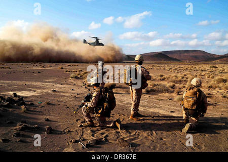 Marine Corps MV-22B avion à rotors basculants Osprey se prépare à la terre au cours d'un exercice d'entraînement tactique Banque D'Images